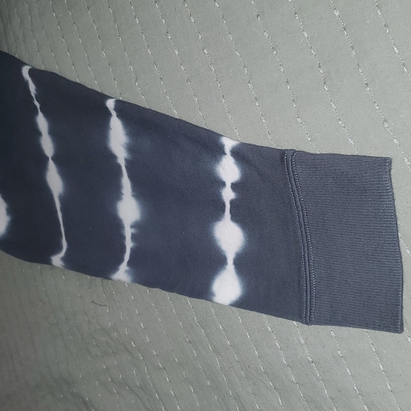 🆕️ NWT Torrid Tie Dye Sweatshirt Size 2X - Picture 3 of 6